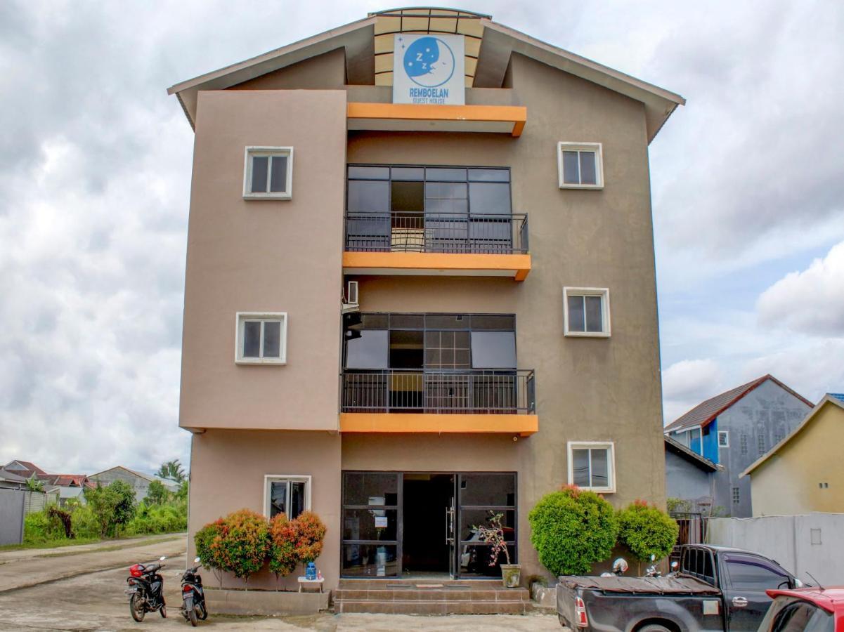 Oyo 90162 Remboelan Guest House Sungai Lutus Eksteriør billede